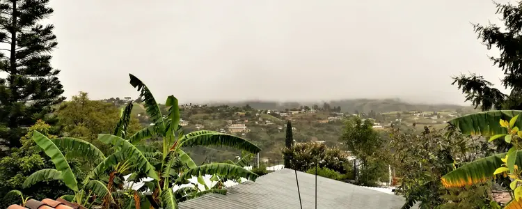 Vista nublada del pueblo